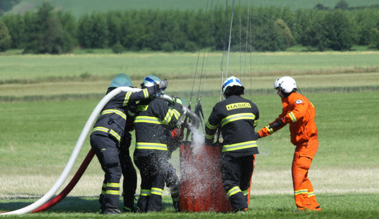 Výcvik hasičů - plnění bambi vaku vodou