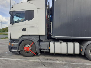VIDEO: Královéhradečtí celníci zastavili kamion s 25 tunami nelegálního odpadu. Pokuta se může vyšplhat na 50 milionů
