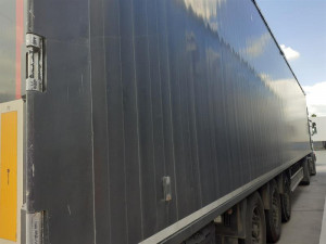 VIDEO: Královéhradečtí celníci zastavili kamion s 25 tunami nelegálního odpadu. Pokuta se může vyšplhat na 50 milionů