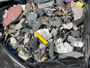 VIDEO: Královéhradečtí celníci zastavili kamion s 25 tunami nelegálního odpadu. Pokuta se může vyšplhat na 50 milionů