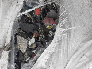 VIDEO: Královéhradečtí celníci zastavili kamion s 25 tunami nelegálního odpadu. Pokuta se může vyšplhat na 50 milionů