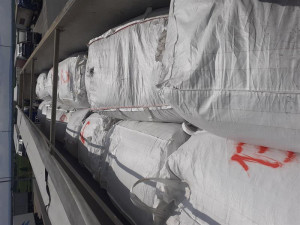 VIDEO: Královéhradečtí celníci zastavili kamion s 25 tunami nelegálního odpadu. Pokuta se může vyšplhat na 50 milionů