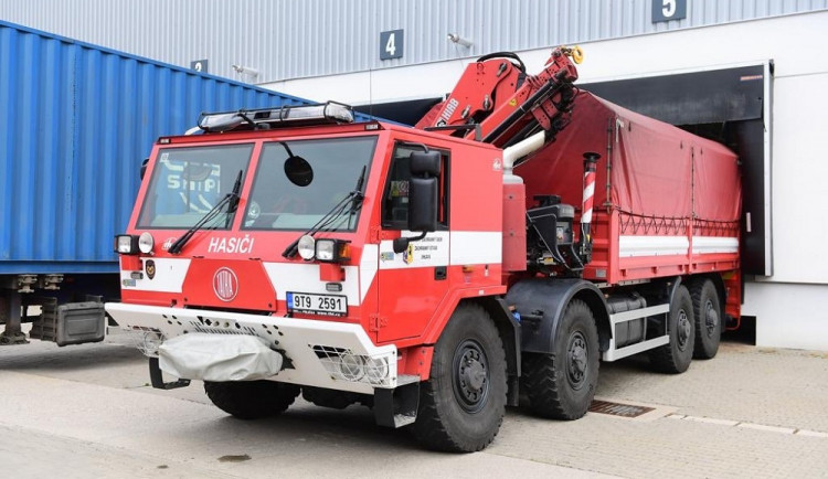 Hasiči odvezli z Opočínku část ochranných pomůcek do Karviné