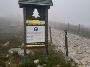 Polsko uzavřelo cestu ze Sněžky. Mohou po ní pouze turisti, kteří jdou na vrchol