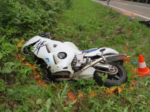 Opilý motorkář předjížděl v zatáčce autobus. Srazil se s protijedoucím autem