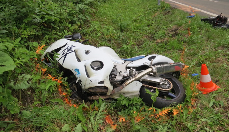 Opylí motorkář předjížděl v zatáčce autobus. Srazil se s protijedoucím autem.