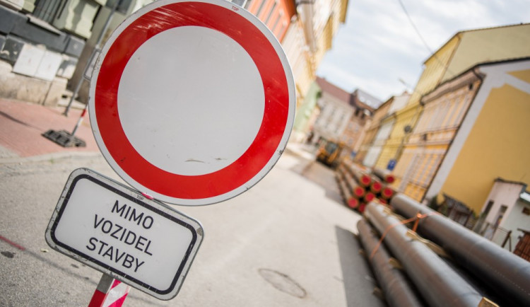 Na seznam opravovaných silnic je připsáno 12 nových úseků. Stát budou bezmála 250 milionů korun