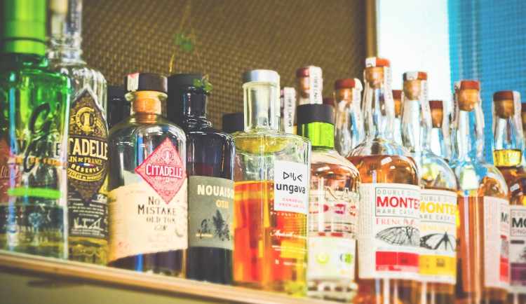 Čtvrtina restaurací a barů v kraji nalévá alkohol nezletilým. Došlápla si na ně Česká obchodní inspekce