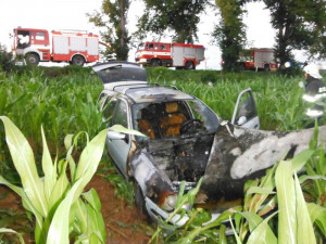 Hasiči museli do kukuřičného pole u Lázní Bělohrad, po nehodě se tu vznítilo auto