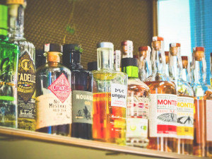Čtvrtina restaurací a barů v kraji nalévá alkohol nezletilým. Došlápla si na ně Česká obchodní inspekce