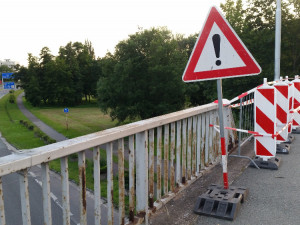 VIDEO: Hradec opraví zábradlí na malšovickém nadjezdu, skrze které proletěl opilý řidič
