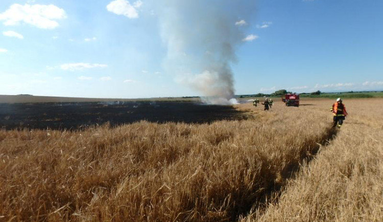 Požár obilného pole u Nového Města