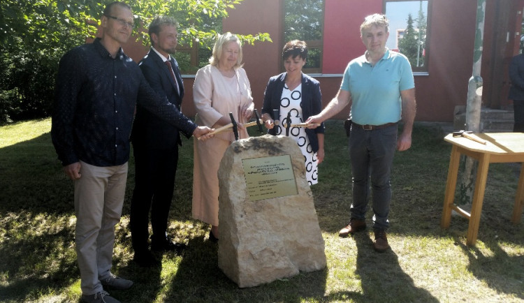 Poklepání na základní kámen pro stavbu centra