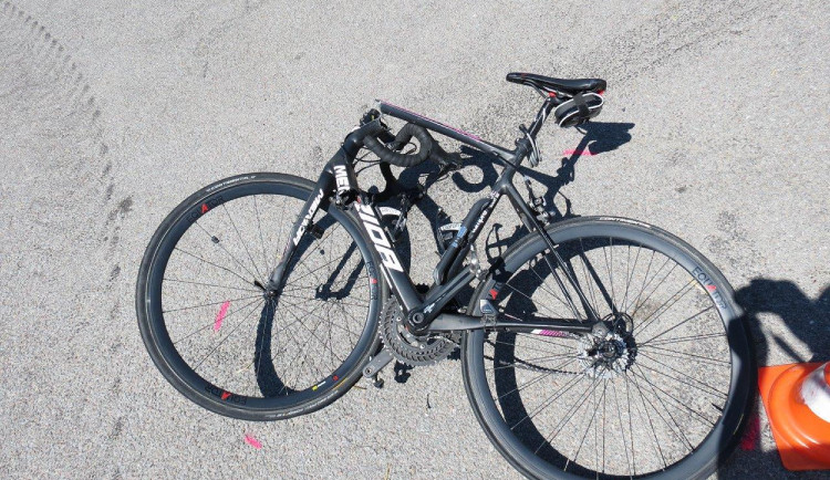 Na Rychnovsku se srazilo osobní auto s cyklistou. Kolo skončilo na dvě půlky.