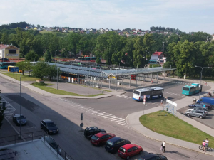 Malé parkoviště u autobusového nádraží v Trutnově je ode dneška uzavřeno, využívají ho stavbaři