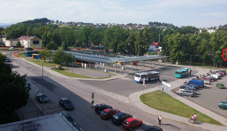malé parkoviště u autobusového nádraží v Trutnově