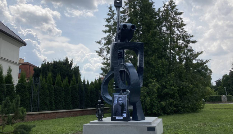 Socha Dlouhý, Široký a Bystrozraký před Divadlem Drak v Hradci Králové