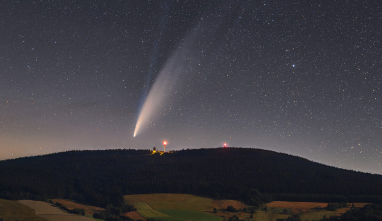 Snímek komety Neowise nad Orlickými horami vybrala NASA jako snímek dne. Kometa začne brzo slábnout