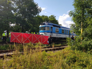 Na Rychnovsku se srazil vlak s autem. Dva lidé zemřeli