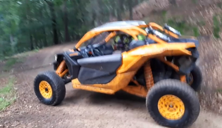 VIDEO: Po Českém ráji se proháněla čtyřkolka. Řidič najížděl na strážce CHKO.