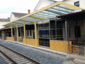 Nádražní budova, která na samotnou rekonstrukci teprve čeká