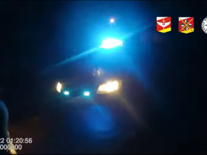 VIDEO: Policisté honili v Hradci opilého a zdrogovaného šoféra se zákazem řízení