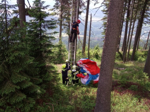 FOTO: Paraglidista zůstal viset na stromě. Dolů ho sundali hasiči