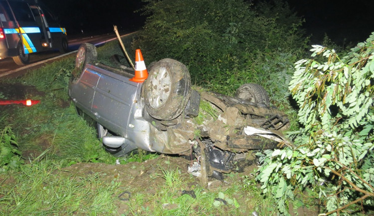 Opilý cizinec převrátil auto na střechu. Jeho spolujezdkyně skončila v nemocnici