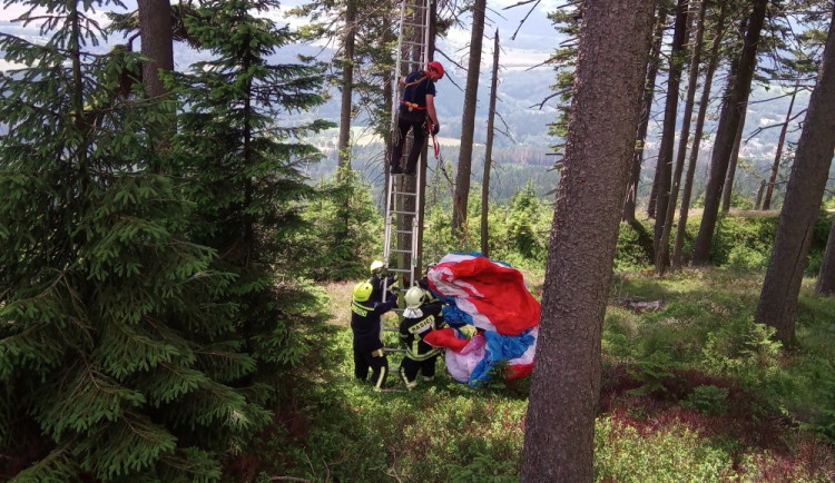 Paraglidista zůstal viset na stromě. Dolů ho sundali hasiči