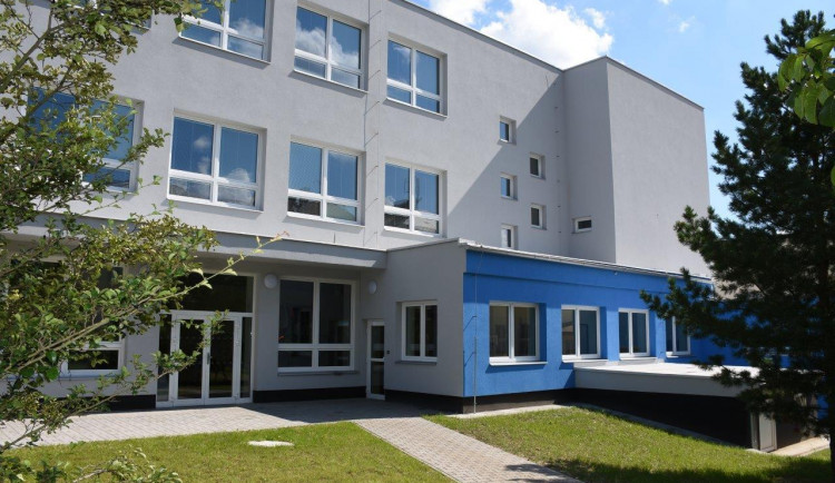 Hlavní Budova rychnovské průmyslovky dostala novou fasádu. Zateplení stálo 15 milionu korun