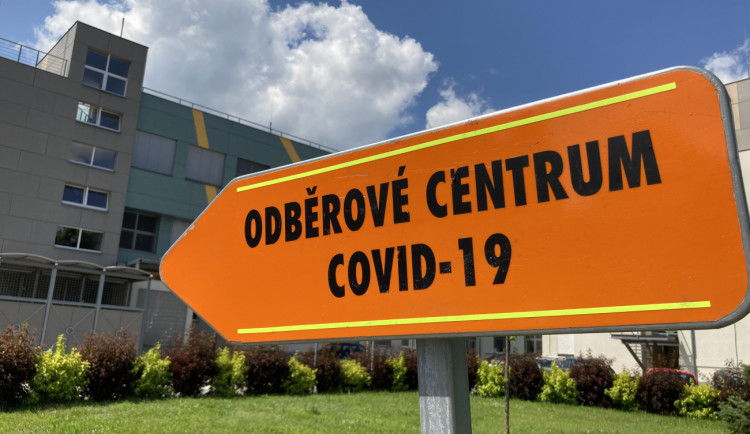 Fakultní nemocnice přestěhovala odběrové místo. Testování bude opět probíhat z auta