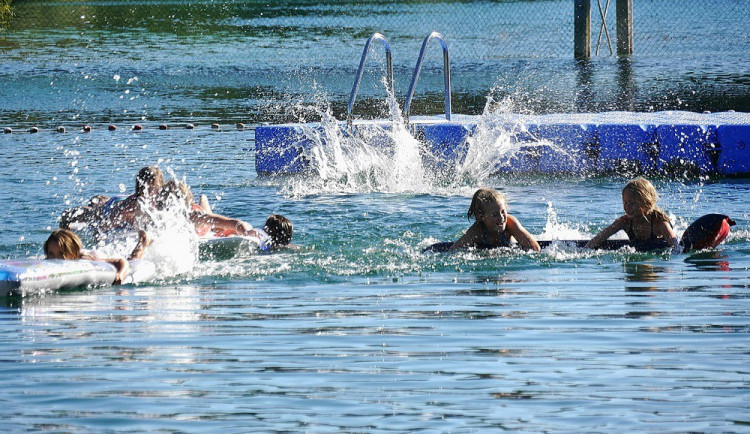 Kvalita vody v Královéhradeckém kraji je stále v pořádku. Přírodního koupání se bát nemusíme