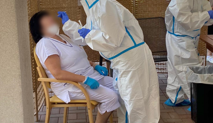 V domově seniorů v Černožicích začala druhá vlna testování. Výsledky budou v pátek