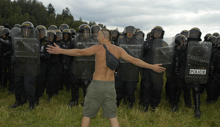 Před 15 lety policie brutálním zásahem ukončila legendární CzechTek 2005.