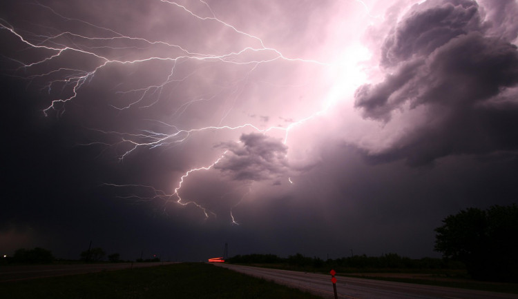 Vysoké teploty, silné bouřky a vydatné deště. Meteorologové vydali další výstrahy