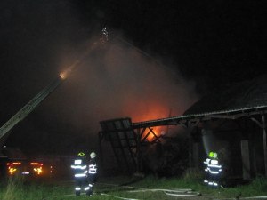 Požár zničil na Náchodsku zemědělskou halu. Způsobil škodu za 5 milionů korun