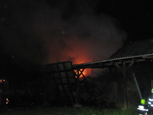 Požár zničil na Náchodsku zemědělskou halu. Způsobil škodu za 5 milionů korun