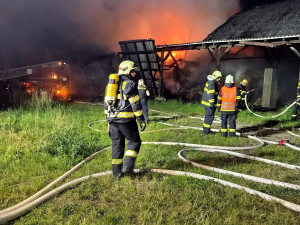 Požár zničil na Náchodsku zemědělskou halu. Způsobil škodu za 5 milionů korun