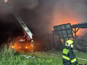 Požár zničil na Náchodsku zemědělskou halu. Způsobil škodu za 5 milionů korun