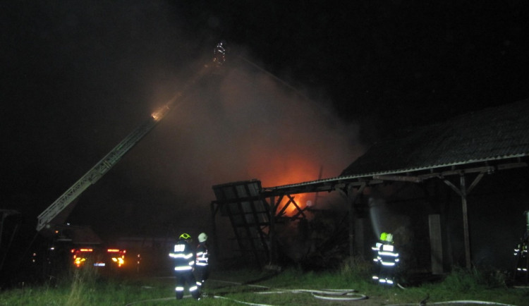 Požár zničil na Náchodsku zemědělskou halu. Způsobil škodu za 5 milionů korun