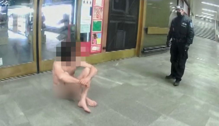 Sundej si vestu a pojď si to se mnou rozdat, křičel nahatý bezdomovec na strážníky v obchodě