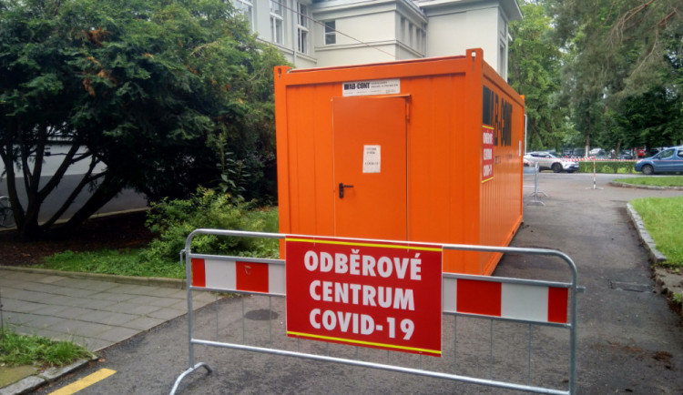 Nemocnice v Hradci Králové prodloužila otevírací dobu odběrového místa