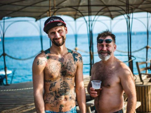 Johny Rum má na zádech vytetované Velké náměstí. Byl to tvůj nejlepší nápad, řekla jeho rodina