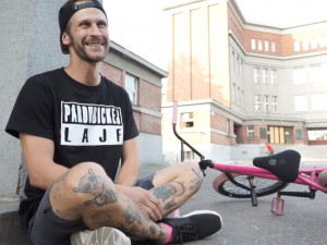 Johny Rum má na zádech vytetované Velké náměstí. Byl to tvůj nejlepší nápad, řekla jeho rodina