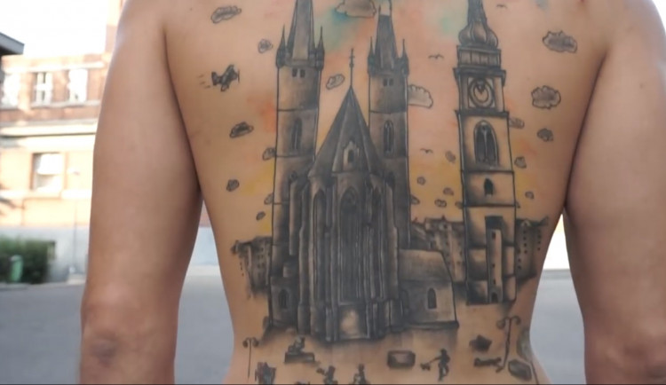 Johny Rum má na zádech vytetované Velké náměstí. Byl to tvůj nejlepší nápad, řekla jeho rodina