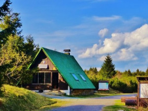 Renovovaný turistický srub pod Velkou Deštnou otevře do zimy