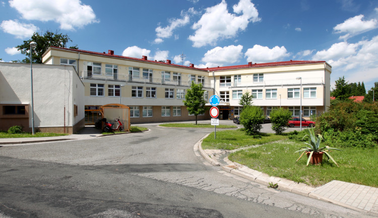 Druhá vlna testů v nemocnici Trutnov odhalila jeden případ COVIDU-19