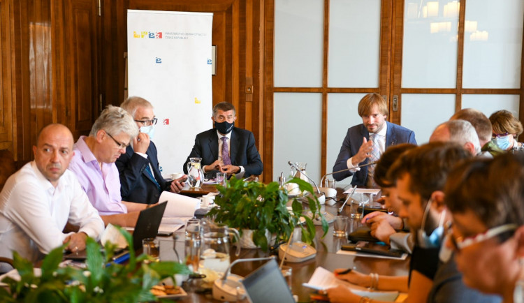 Ministerstvo zdravotnictví radí vyhýbat se barům a rozestupy na pláži. Vydalo doporučení