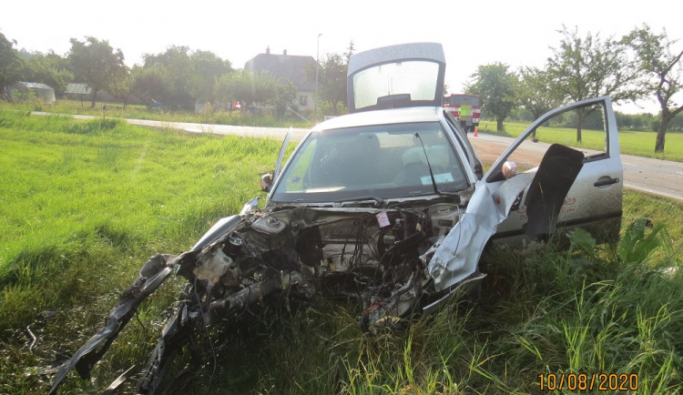 FOTO: Po srážce vyletěl motor z auta 30 metrů daleko. K nehodě letěl vrtulník