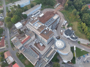 FOTO: Náchodská nemocnice je zkolaudovaná. První pacienty začne ošetřovat na jaře příštího roku